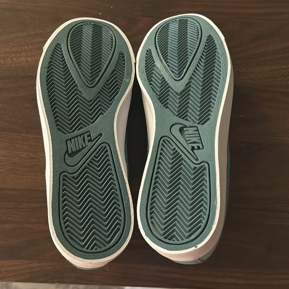 Women's Nike Sneakers - Picture 9 of 10